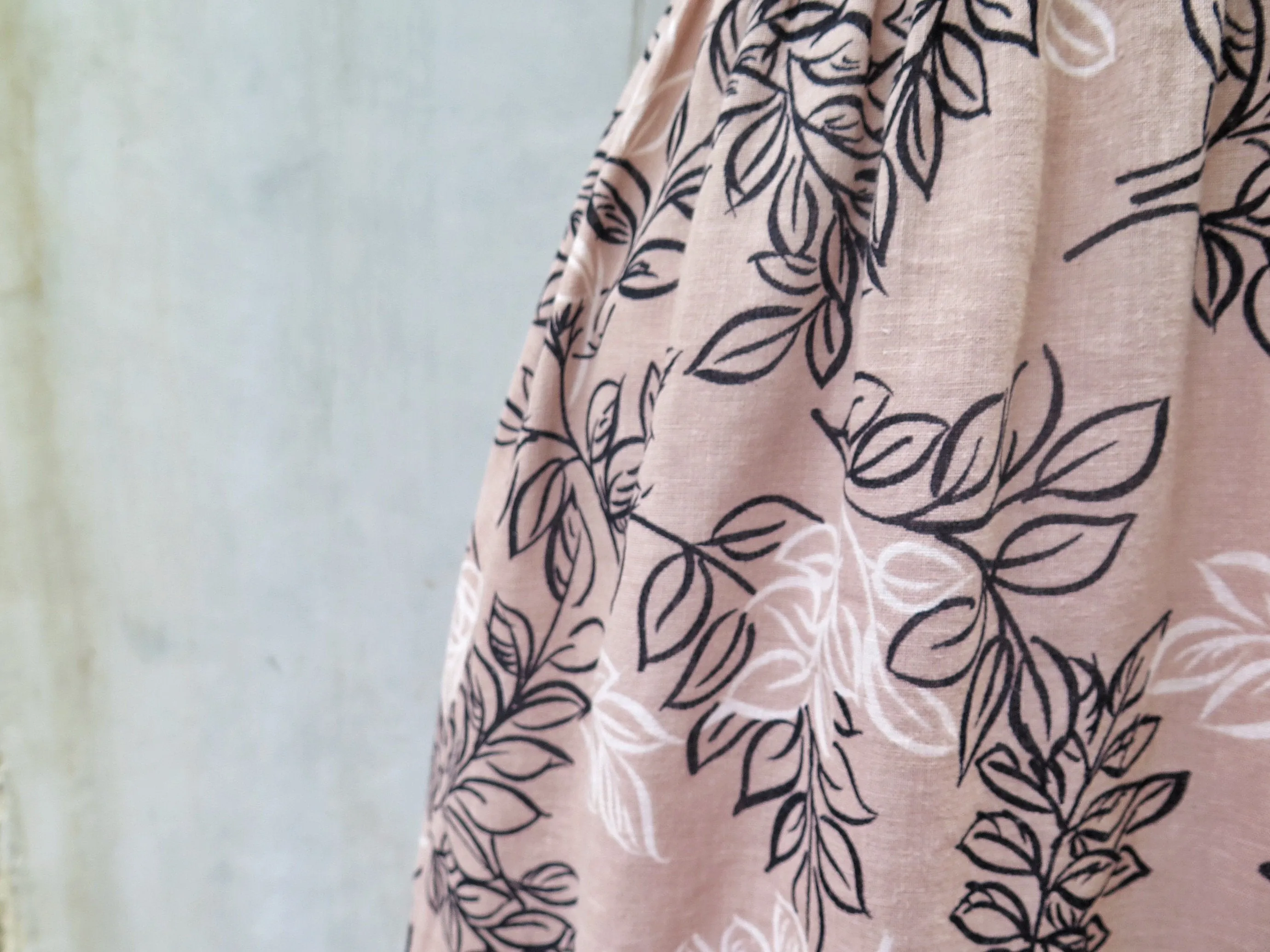 Slightly Autumn | Vintage 1950s 1960s Leaf Plant drawing outline Square neckline Dress